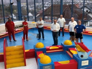 Spende und Solidarität (von links): Michael Dimmer und Dirk Guse von der DLRG-Ortsgruppe Aartalsee überbringen die Spende an Fördervereins-Vorsitzenden Stefan Nadler. Verbandsvorsteher Götz Konrad, die Freizeitbad-Förderer Harald Pfeifer und Roland Eckhardt sowie Betriebsleiter Frank Happel freuen sich.