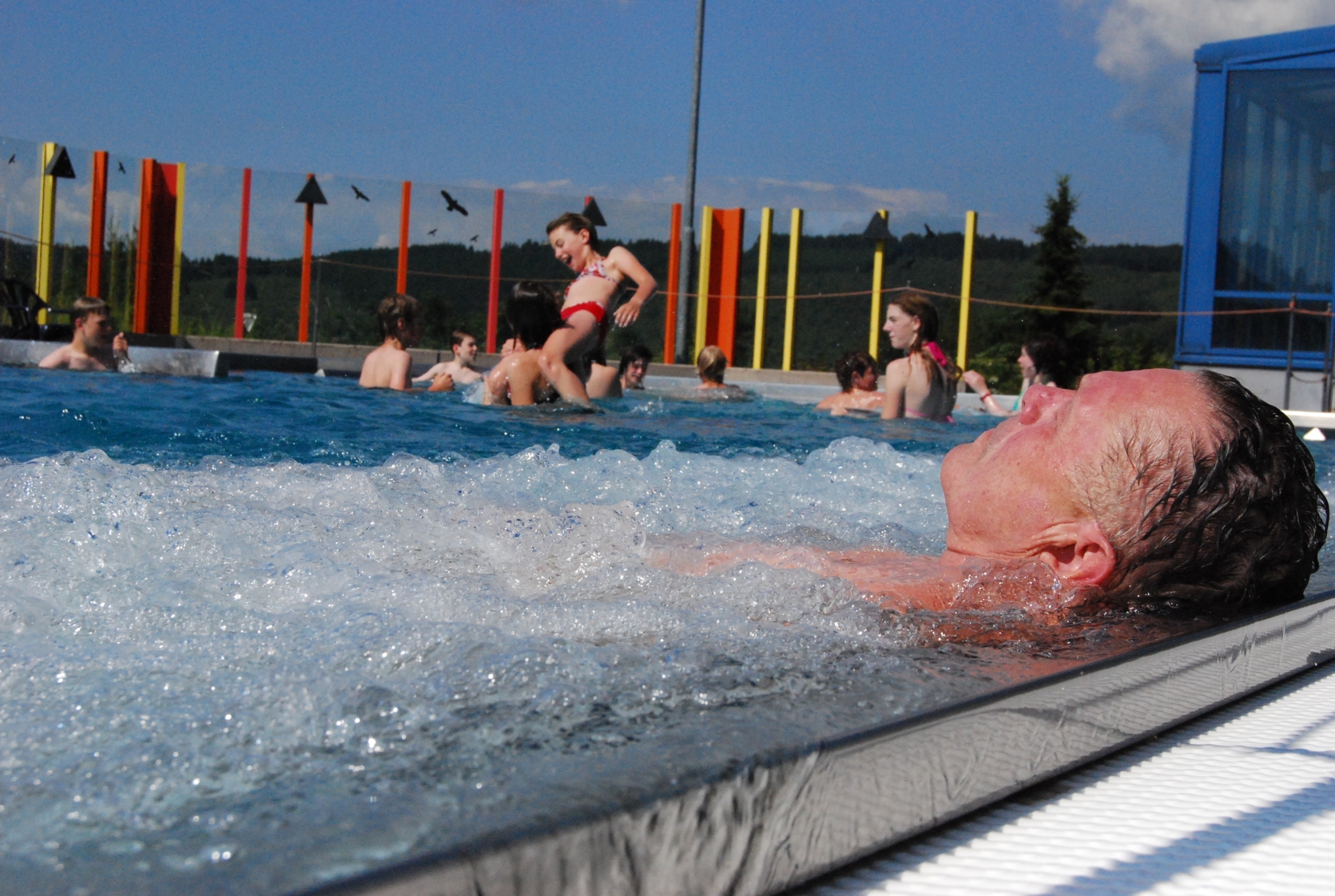 Genießen ohne Reue: Unter dem Außenbecken wurde 1992 ein Thermo-Behälter gebaut, in dem das Wasser über Nacht lagert und nur ein Grad Temperatur verliert. Das ist nur eines von vielen Spar-Tricks im Freizeitbad „Panoramablick“.